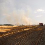 Letní bouřka přinutila hasiče vyměnit hadice za motorové pily
