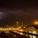 Letní bouřka přinutila hasiče vyměnit hadice za motorové pily