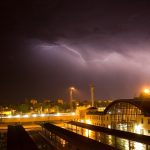 Letní bouřka přinutila hasiče vyměnit hadice za motorové pily