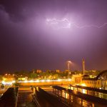 Letní bouřka přinutila hasiče vyměnit hadice za motorové pily