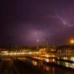 Letní bouřka přinutila hasiče vyměnit hadice za motorové pily