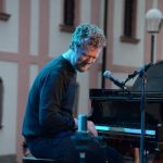 Glen Hansard koncertoval na nádvoří kláštera v Milevsku