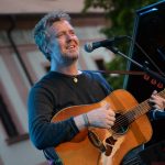 Glen Hansard koncertoval na nádvoří kláštera v Milevsku