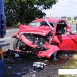 Další smrt na silnici. Řidič osobního auta se srazil s kamionem u Letů
