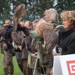 Sokolníci fascinovali v Chrášťanech souhrou s dravými ptáky