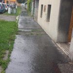 Reinerova ulice v krajském městě projde opravou. Do latě se dají chodníky a vjezdy