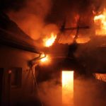 Včera večer vzplanuly střechy hospodařských stavení v Malenicích