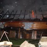 Včera večer vzplanuly střechy hospodařských stavení v Malenicích