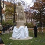 Přemysl Otakar II. už hrdě stojí v parku Na Sadech