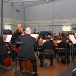 Jihočeské divadlo vzalo diváky v pátek na utajený koncert do leteckého hangáru