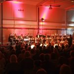 Jihočeské divadlo vzalo diváky v pátek na utajený koncert do leteckého hangáru