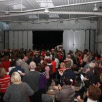 Jihočeské divadlo vzalo diváky v pátek na utajený koncert do leteckého hangáru