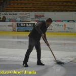 Liga juniorů: Hradecký balvan odvalili kohouti až po nájezdech. Začátek třetí části zdržela rolba