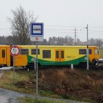 Ranní střet auta a vlaku v Táboře uzavřel silnici