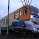 Ranní střet auta a vlaku v Táboře uzavřel silnici