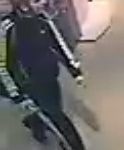 Policie vyšetřuje krádež zboží v krumlovské drogerii a hledá důležité svědky