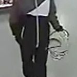 Policie vyšetřuje krádež zboží v krumlovské drogerii a hledá důležité svědky