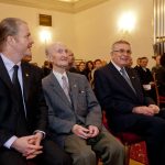 Devět významných osobností dostalo medaile za statečnost a zásluhy