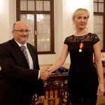 Devět významných osobností dostalo medaile za statečnost a zásluhy