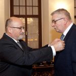 Devět významných osobností dostalo medaile za statečnost a zásluhy