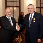 Devět významných osobností dostalo medaile za statečnost a zásluhy