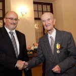 Devět významných osobností dostalo medaile za statečnost a zásluhy