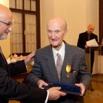 Devět významných osobností dostalo medaile za statečnost a zásluhy
