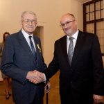 Devět významných osobností dostalo medaile za statečnost a zásluhy