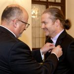 Devět významných osobností dostalo medaile za statečnost a zásluhy