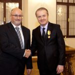 Devět významných osobností dostalo medaile za statečnost a zásluhy