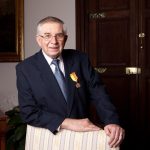 Devět významných osobností dostalo medaile za statečnost a zásluhy