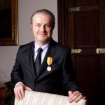 Devět významných osobností dostalo medaile za statečnost a zásluhy