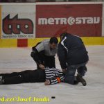 Lední hokej: Děsivý zásah! Rozhodčí Vokřál dostal hokejkou do krku a zůstal bezvládně ležet