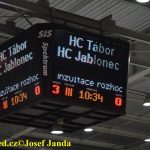 Lední hokej: Děsivý zásah! Rozhodčí Vokřál dostal hokejkou do krku a zůstal bezvládně ležet