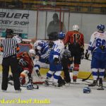 Lední hokej: Děsivý zásah! Rozhodčí Vokřál dostal hokejkou do krku a zůstal bezvládně ležet