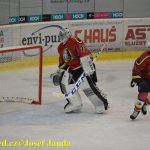 Lední hokej: Děsivý zásah! Rozhodčí Vokřál dostal hokejkou do krku a zůstal bezvládně ležet