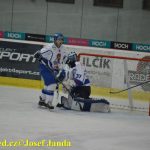 Lední hokej: Děsivý zásah! Rozhodčí Vokřál dostal hokejkou do krku a zůstal bezvládně ležet