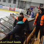 Lední hokej: Děsivý zásah! Rozhodčí Vokřál dostal hokejkou do krku a zůstal bezvládně ležet