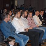 Gólman Michal Toma převzal na plese pohár pro nejlepšího hráče FC MAS Táborsko