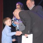 Gólman Michal Toma převzal na plese pohár pro nejlepšího hráče FC MAS Táborsko