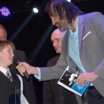 Gólman Michal Toma převzal na plese pohár pro nejlepšího hráče FC MAS Táborsko