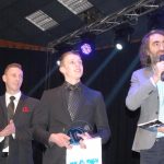 Gólman Michal Toma převzal na plese pohár pro nejlepšího hráče FC MAS Táborsko