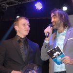 Gólman Michal Toma převzal na plese pohár pro nejlepšího hráče FC MAS Táborsko