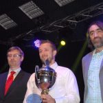 Gólman Michal Toma převzal na plese pohár pro nejlepšího hráče FC MAS Táborsko