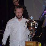 Gólman Michal Toma převzal na plese pohár pro nejlepšího hráče FC MAS Táborsko