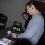 Gólman Michal Toma převzal na plese pohár pro nejlepšího hráče FC MAS Táborsko