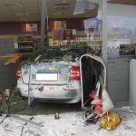Sněžení pořádně potrápilo řidiče. Jeden skončil až v shopu benzínové stanice