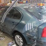 Sněžení pořádně potrápilo řidiče. Jeden skončil až v shopu benzínové stanice