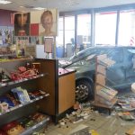 Sněžení pořádně potrápilo řidiče. Jeden skončil až v shopu benzínové stanice
