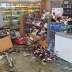 Sněžení pořádně potrápilo řidiče. Jeden skončil až v shopu benzínové stanice